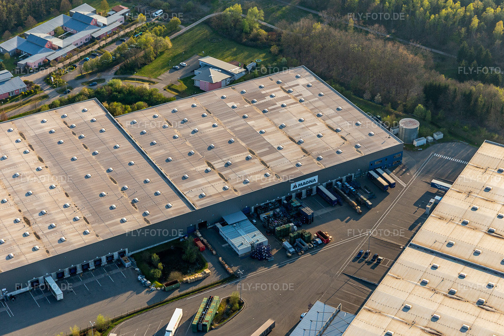 Luftbild: MAGNA Exteriors GmbH - MLC Kandel im Ortsteil Minderslachen in Kandel im Bundesland Rheinland-Pfalz in Deutschland. Foto: IMG_126506.jpg vom 20.04.2021 durch Werner Riehm/FLY-FOTO.deMagna International - Forward. For all