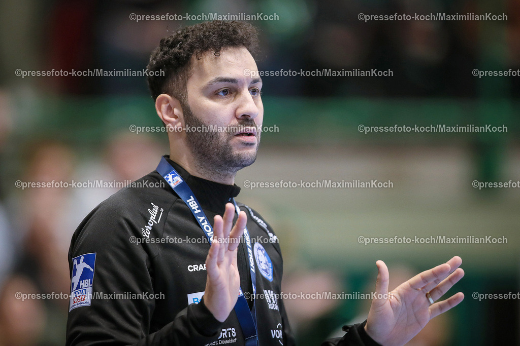 Wup1HBL24022401037 | 24.02.2024, Wuppertal, Handball, Uni-Halle, Liqui Moly Bundesliga, 23. Spieltag, Bergischer HC - TSV Hannover-Burgdorf: Headcoach Trainer Jamal Naji (Bergischer HC) steht gestikulierend an der Seitenlinie