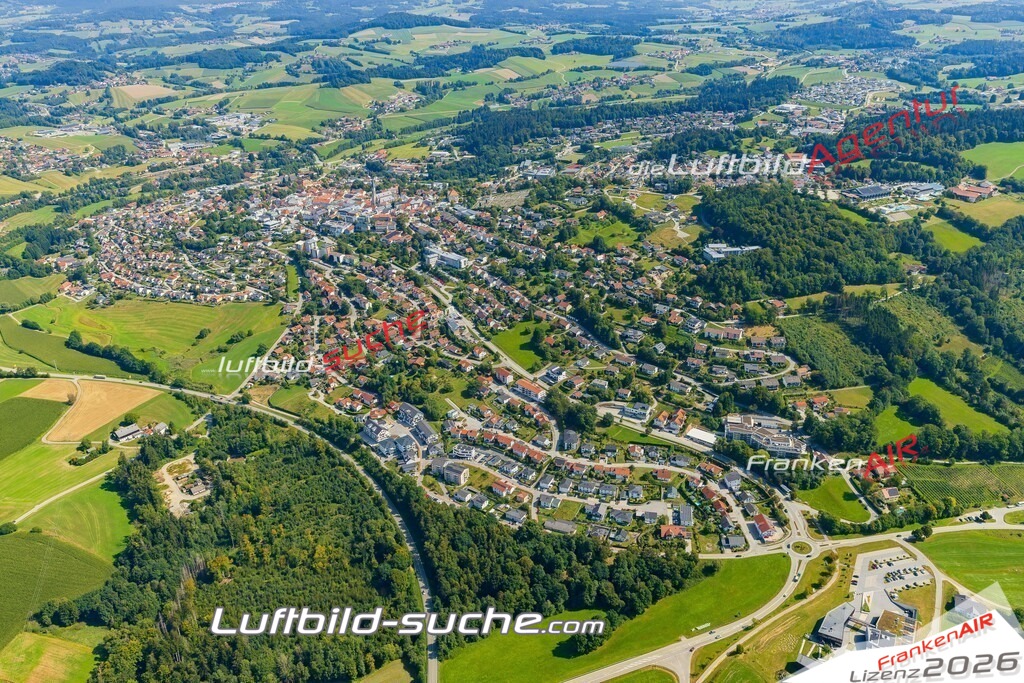 Luftaufnahme der Stadt Waldkirchen - Die Luftaufnahme wurde 2025 vom UL-Flugzeug heraus erstellt ( keine Drohne ) - Hochauflösende Luftaufnahme - für professionelle Ausdrucke geeignet. Die Geschenkidee !Mit Lizenz und Bildrechte bestellbar
