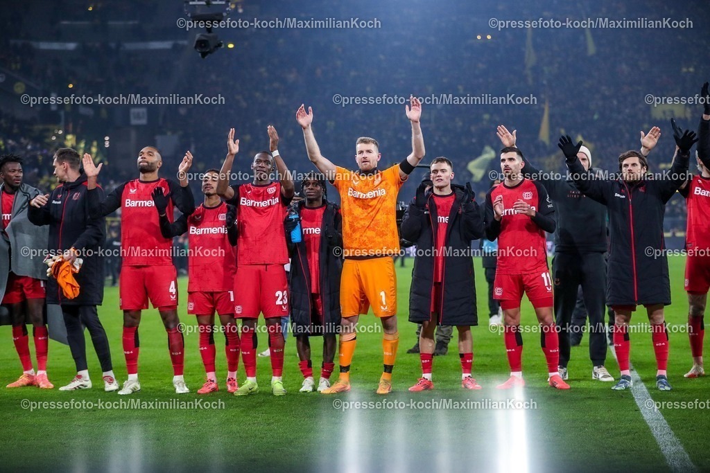 BVB10012501142 | 10.01.2025, Fußball, Borussia Dortmund - Bayer 04 Leverkusen, 1. Fußball Bundesliga, 16. Spieltag, Signal Iduna Park, Saison 2024 2025: Abschlussjubel nach dem 3:2 Sieg für Bayer Leverkusen. Die Mannschaft steht glücklich vor den Fans und bedankt sich zusammen für die Unterstützung. Im Bild Jonathan Tah (Bayer04 Leverkusen #4), Arthur (Bayer04 Leverkusen #13), Nordi Mukiele (Bayer04 Leverkusen #23), Jeremie Frimpong (Bayer04 Leverkusen #30), Torwart Lukas Hradecky (Bayer04 Leverkusen #1), Florian Wirtz (Bayer04 Leverkusen #10) und Martin Terrier (Bayer04 Leverkusen #11)DFB regulations prohibit any use of photographs as image sequences and or quasi-video.