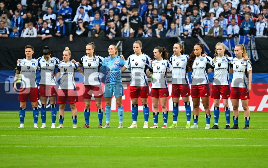 KBS Picture_HSV-Bremen_Frauen_027 | HSV Frauen bei der Gedenkminute ,Sportplatz :  Volksparkstadion, - Realisiert mit Pictrs.com