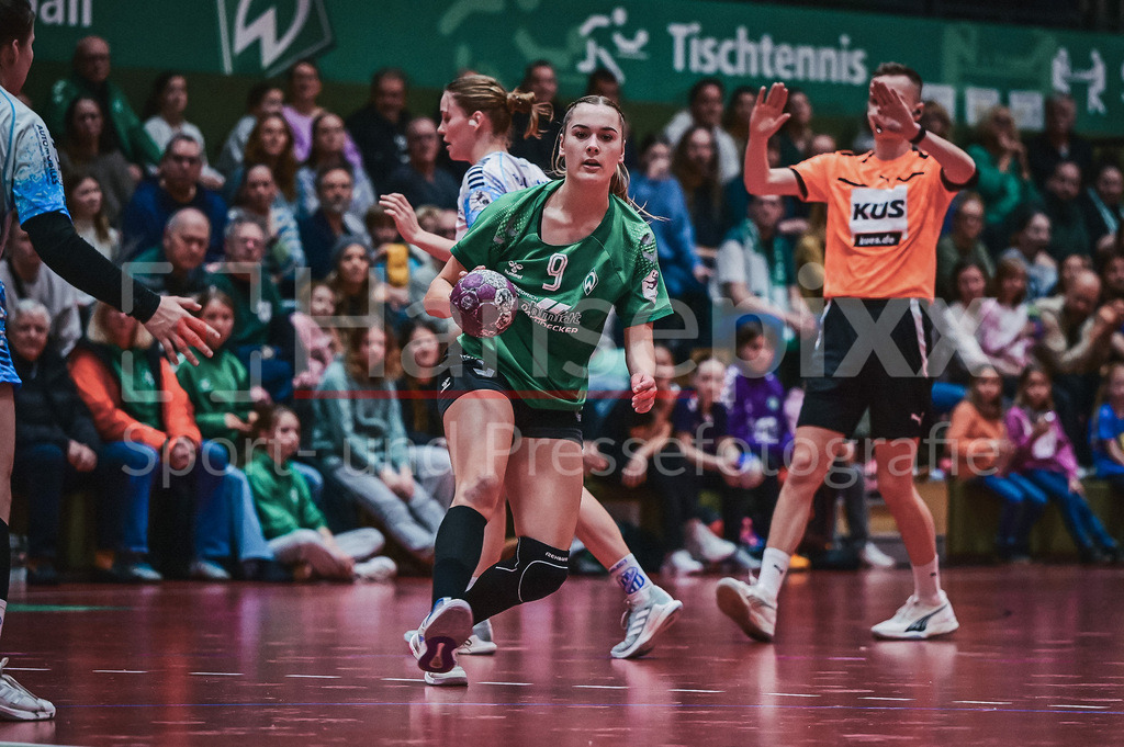 Handball, 2. Bundesliga Frauen, SV Werder Bremen - TuS Lintfort | v.li.: Luca Schumacher (SV Werder Bremen, 9) am Ball, Spielszene, Aktion, Action