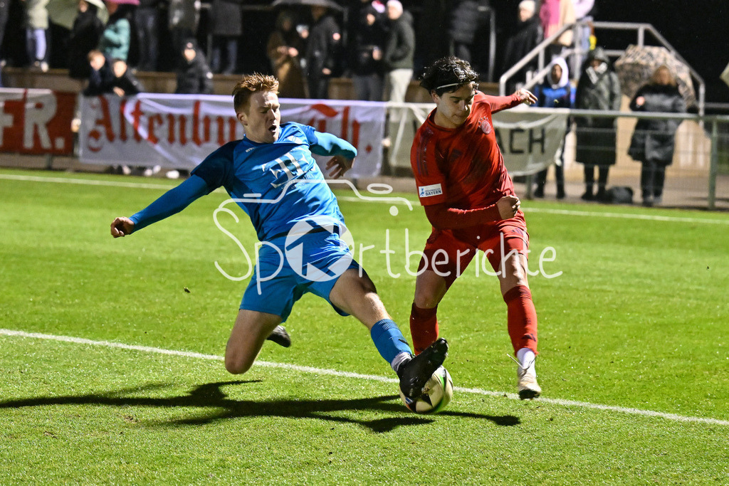 FC Bayern München - TSV Eintracht Karlsfeld  | im Duell Peter WUTHE und Valentin YOTOV (FC Bayern München II #16)  / Zweikampf / Testspiel: FC Bayern Muenchen II - TSV Eintracht Karlsfeld, FC Bayern Campus am 11.02.2025