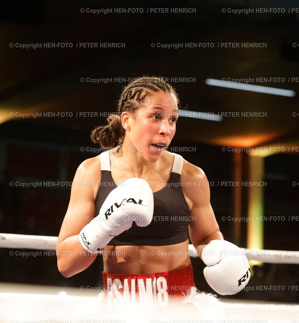Profiboxen Live | 15.03.2025 Boxen Kampfabend Boxveranstaltung LIVE PROFIBOXEN 3B Promotions BDB Bund Deutscher Berufsboxer in der Böllenfalltorhalle Super Weltergewicht zwischen (links) Leonie Müller Ayee (Darmstadt / Deutschland) erster Profiwettkampf Debüt und Rosa Maria Acosta Carrion (Rom / Italien) (Foto: Peter Henrich) - Realisiert mit Pictrs.com