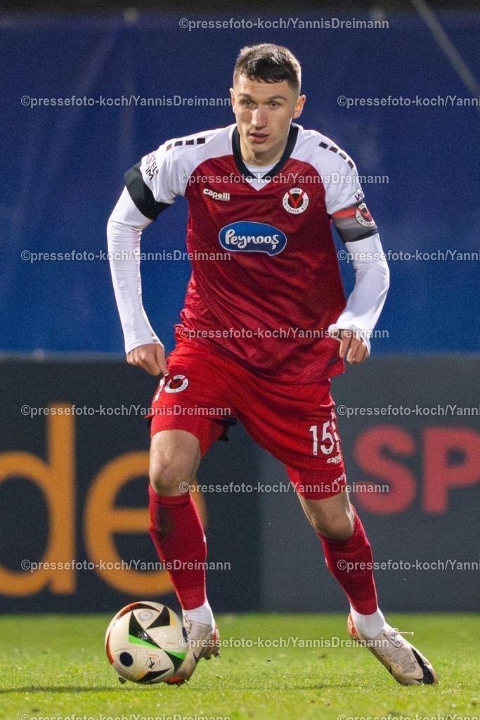 xYDR28022502089 | 28.02.2025, xydrx, Fußball, Viktoria Köln - 1.FC Saarbrücken, 3.Liga, Sportpark Höhenberg, Saison 2024 2025: Christoph Greger (Viktoria Köln #15) DFB regulations prohibit any use of photographs as image sequences and or quasi-video.
