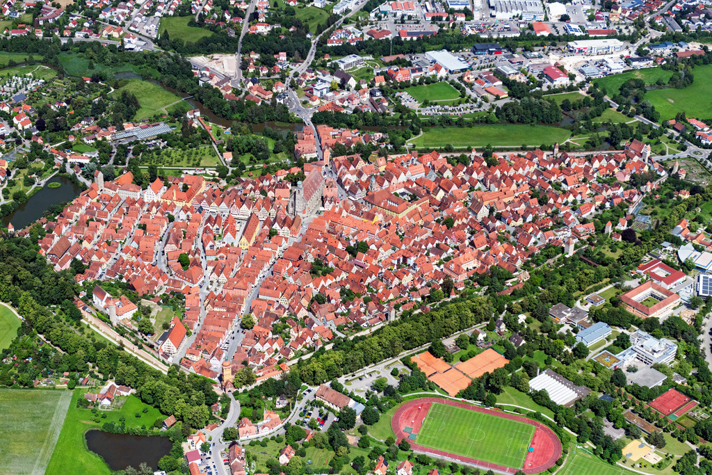 dr__0045656.jpg | DINKELSBüHL 18.06.2024 Altstadtbereich und Innenstadtzentrum in Dinkelsbühl im Bundesland Bayern, Deutschland. // Old Town area and city center in Dinkelsbuehl in the state Bavaria, Germany. Foto: Daniel Reiter