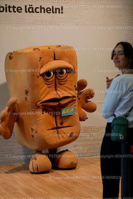 76. Frankfurter Buchmesse Impressionen | 18.10.2024 Heute ab 14 Uhr für alle geöffnet 76. Buchmesse Frankfurt Forum 0 ZDF ARD 3sat Livebühne hier mit Selfie Möglichkeit "BITTE LÄCHELN DAS BROT" (Foto: Peter Henrich) - Realisiert mit Pictrs.com