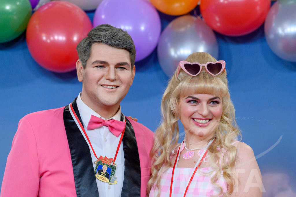 _DWA1764 | Politikerin Katharina Schulze (Grüne) mit ihrem Stellvertreter Johannes Becher (links) bei der TV-Sendung Fastnacht in Franken 2024. Veitshöchheim, 02.02.2024 Bayern Deutschland - Realisiert mit Pictrs.com