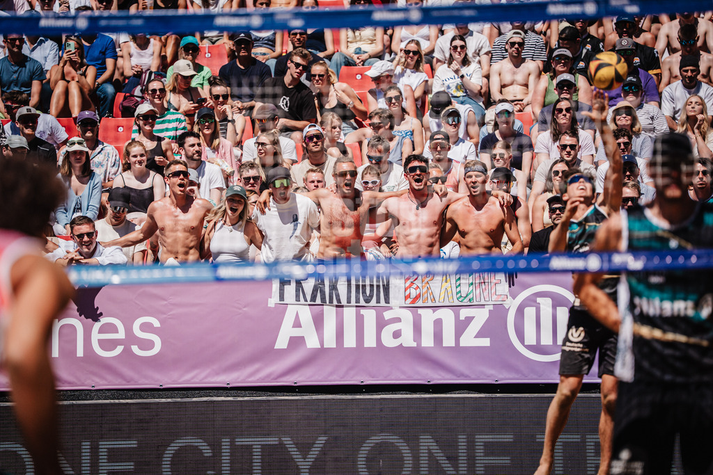 Beachvolleyball | Männer | Allianz German Beach Tour 2025 | Tourstop Düsseldorf | 11.05.2025 | Die 'Fraktion Bräune' heizt die Spieler ein