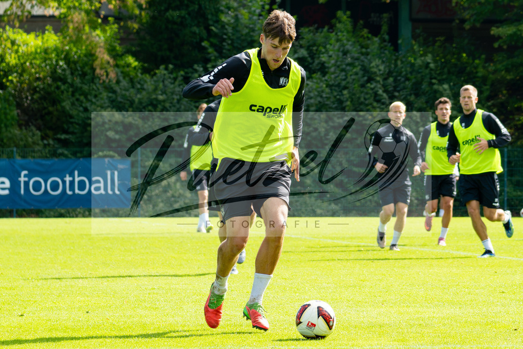 20260909_TRAOSN_0051 | Fußball, Herren: Bernd Riesselmann (VfL Osnabrück) in Aktion, am Ball, Einzelaktion beim Training des VfL Osnabrück am 09.09.2026 im Sportpark Illoshöhe in Osnabrück, Deutschland.(Foto von Nico Paetzel) - Realisiert mit Pictrs.com