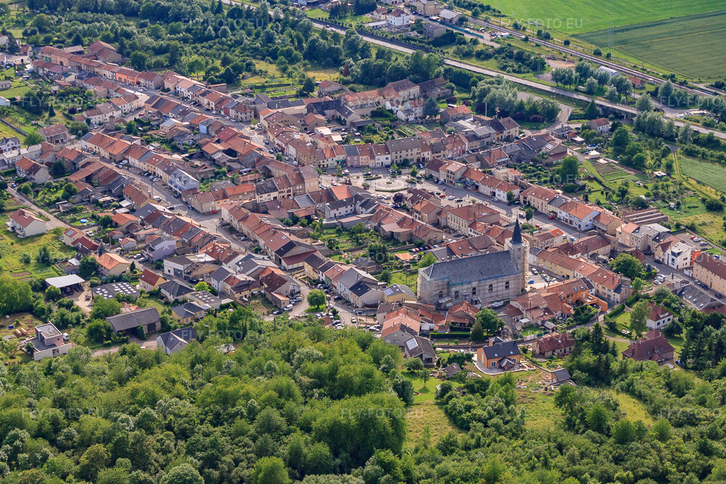 Vue aérienne: Vue de la ville depuis le nord-est à Kœnigsmacker dans le département Moselle, France – .Photo: IMG_050604.jpg prise le 23/06/2012 par Werner Riehm/FLY-FOTO.eu – Résolution de l'original: 4460 x 2973 px