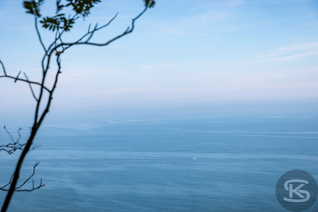Ausblick über die Ostsee vom Nationalpark Jasmund  | Ausblick von den weißen Kreidefelsen im Nationalpark Jasmund der Insel Rügen über die Ostsee und umgeben von grünem Buchenwald. - Realisiert mit Pictrs.com