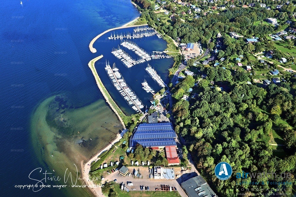 Luftbild Yachthafen Fahrensodde - Neben den maritimen Einrichtungen gibt es in der Nähe des Hafens verschiedene Annehmlichkeiten. | Neben den maritimen Einrichtungen gibt es in der Nähe des Hafens verschiedene Annehmlichkeiten. Wenige hundert Meter östlich am Ufer befindet sich der Badestrand von Solitüde, und in der Nähe des Twedter Plack (ca. 10 Minuten zu Fuß) liegen Arzt, Apotheke, Bank, Post, Supermärkte und eine Tankstelle.