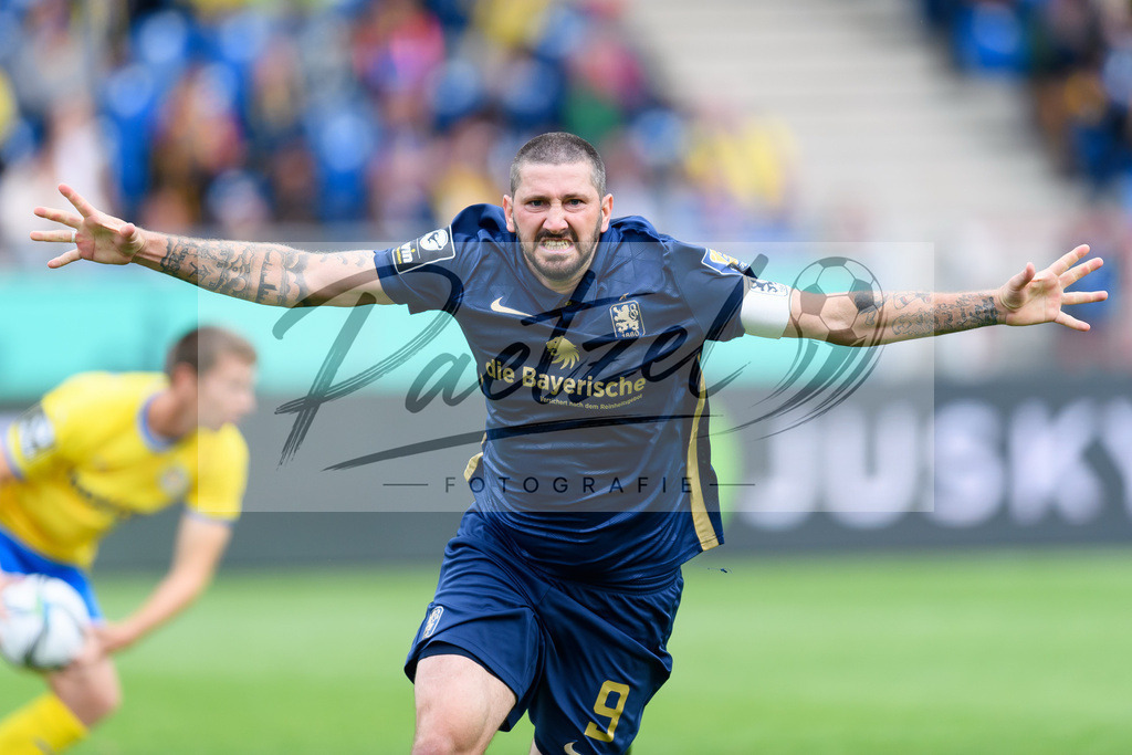 EBSTSV20210828_064 | Fussball, Herren: Sascha Moelders (TSV 1860 Muenchen) Torjubel, jubelt nach seinem Treffer zum 0:1 beim Spiel der 3. Liga zwischen Eintracht Braunschweig und TSV 1860 Muenchen im Eintracht-Stadion am 28.08.2021 in Braunschweig, Deutschland.DFB / DFL REGULATIONS PROHIBIT ANY USE OF PHOTOGRAPHS AS IMAGE SEQUENCES AND/OR QUASI-VIDEO. - Realisiert mit Pictrs.com