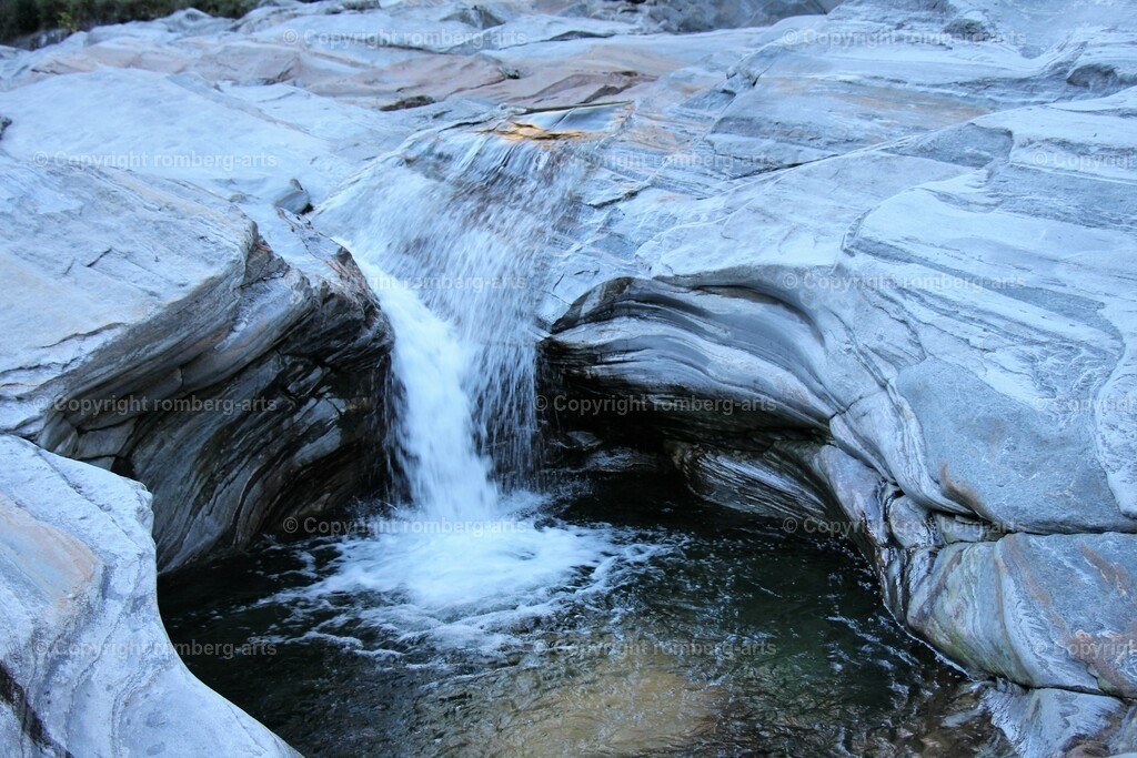 IMG_8628 (2) | romberg-arts, romberg-arts.de, www.romberg-arts.de, Foto_Online_Shop, Julia Fuhrmann, Köln, Fotos, Fotografie, Fotokunst, Kunstdrucke, Naturfotos, Aktfotos, Nacktfotos, schwarz_weiß_Fotos, Blumenfotos, Blumen, Tiere, Beton, Korrosion, Lächeln, Drucke