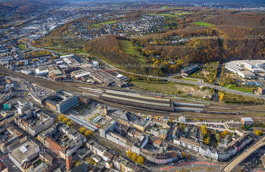 Hagen251100884 | Luftbild, Hbf Hauptbahnhof Hagen und Bahnhofshinterfahrung, denkmalgeschützte alte Schraubenfabrik Hagen am Fluss Ennepe, Umbau zu einem Gesundheitscampus, Plessenstraße, hinten Wohngebiet Kuhlerkamp, Mittelstadt, Hagen, Ruhrgebiet, Nordrhein-Westfalen, Deutschland