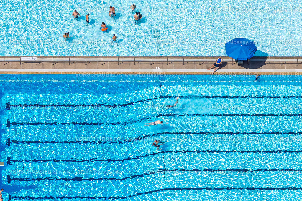 Duisburg250705218West-2 | Luftbild, Freibad Homberg mit Schwimmbecken und Badegästen, Bademeister mit Sonnenschirm am Beckenrand, Alt-Homberg, Duisburg, Ruhrgebiet, Nordrhein-Westfalen, Deutschland