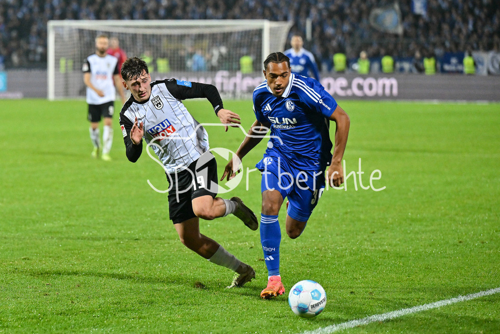 SSV Ulm 1846 Fussball - FC Schalke 04 | im Duell Jonathan MEIER (SSV Ulm #19) und Anton Leander DONKOR (FC Schalke #30) / Zweikampf / 2. Bundesliga: SSV Ulm 1846 Fussball - FC Schalke 04, Donaustadion am 01.11.2024