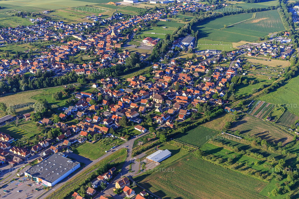 Vue aérienne: Vue d'ensemble du village depuis le sud-ouest à Niedermodern dans le département Bas Rhin, France – .Photo: IMG_115451.jpg prise le 16/06/2019 par Werner Riehm/FLY-FOTO.eu – Résolution de l'original: 5472 x 3648 px