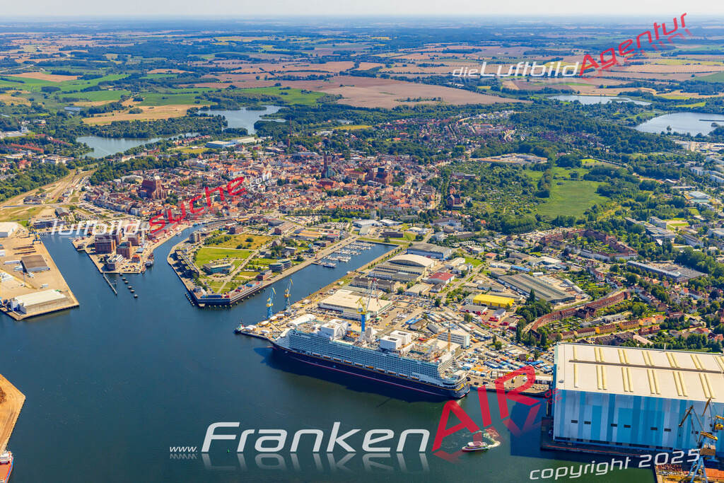 Wismar West Wismar Bild- Das Luftbild wurde 2025 vom UL-Flugzeug heraus erstellt ( keine Drohne bzw. Drohnenaufnahme ) - Hochauflösende Luftaufnahme -Nicht vergleichbar mit Google Maps oder Satelittenbilder- Die Geschenkidee !Mit Lizenz und Bildrechte bestellbar - CC