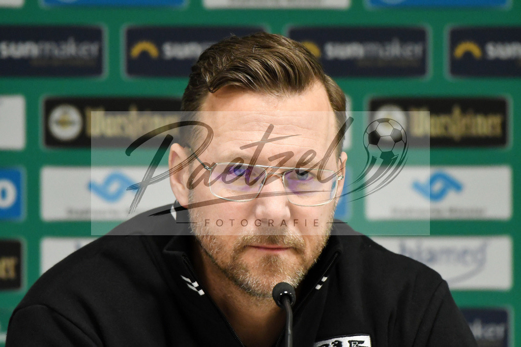 20200214_SCPFWK_0119 | Fussball, Herren: Trainer Sascha Hildmann (SC Preussen Muenster) schaut waehrend des Spiels der 3. Liga zwischen SC Preussen Muenster und FC Wuerzburger Kickers im Preussenstadion am 14.02.2020 in Muenster, Deutschland.DFB / DFL REGULATIONS PROHIBIT ANY USE OF PHOTOGRAPHS AS IMAGE SEQUENCES AND/OR QUASI-VIDEO. - Realisiert mit Pictrs.com