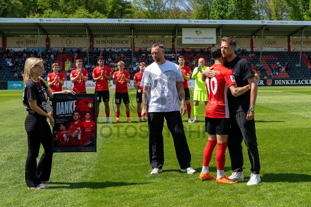 SG Sonnenhof Großaspach vs. SG Barockstadt Fulda-Lehnerz, Fussball, Regionalliga Suedwest, 33. Spieltag, 09.05.2026 | Mert Tasdelen (SG Sonnenhof Großaspach, #10) wird von Julian Schieber (sportilicher Leiter SG Sonnenhof Großaspach) und Michael Ferber (Vorstand Sport, SG Sonnenhof Großaspach), verabschiedet,SG Sonnenhof Großaspach vs. SG Barockstadt Fulda-Lehnerz, Fussball, Regionalliga Suedwest, 33. Spieltag, 09.05.2026