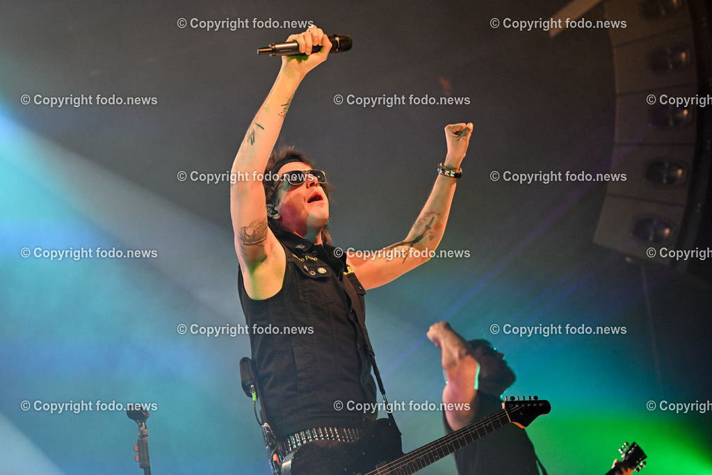 Posthof_ Turbobier_ Konzert_ 15.03.2024-83 | 15.03.2024, Linz, AUT, Posthof, Konzert Turbobier, im Bild Marco Pogo alias Dominik Wlazny (Saenger, Konzepter und Songwriter,  Gitarrist der oesterreichischen Punk-Rock-Band Turbobier, weiters Politiker der Bierpartei, Bezirksrat in Wien Simmering, Praesidentschaftskandidat, Arzt, Mediziner)