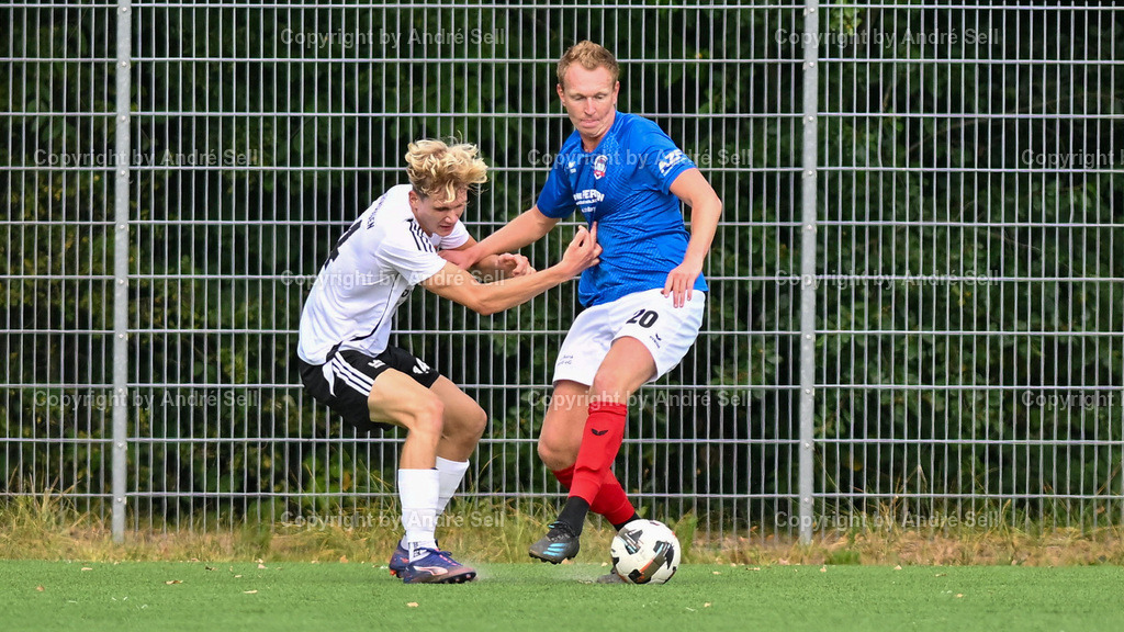 TSV Kronshagen vs. TSB Flensburg | Toni Franke (TSVK #14) vs Patrick Thomsen (TSB #20) / Fußball-Landesliga Schleswig Männer 2025/2026 / TSV Kronshagen vs. TSB Flensburg / Kunstrasenplatz (Platz 5) / Kronshagen / 06.09.25 - Realisiert mit Pictrs.com
