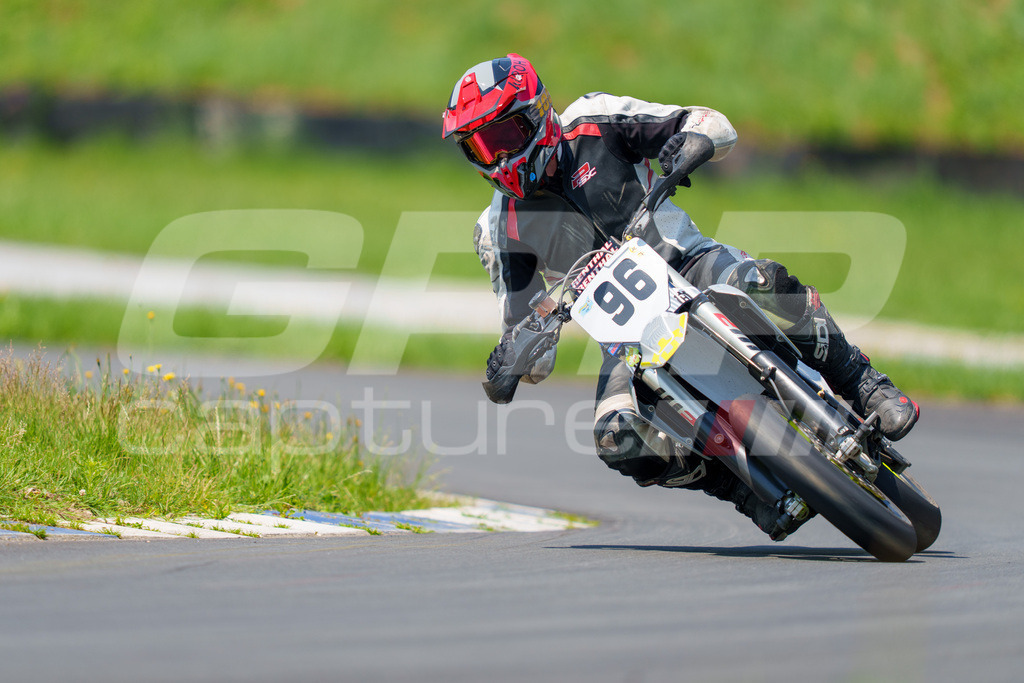 G-Cup + Supermoto Staatsmeisterschaft + Hungarian Supermoto Championship | GRIPcapture steht für authentische Sportfotografie in Österreich – für Momente, die mehr sind als Geschwindigkeit oder Ergebnis. Es geht um Emotion, Spannung, Fokus und den Augenblick, der oft nur einen Wimpernschlag dauert.Ob Motorsport, Teamsport oder 