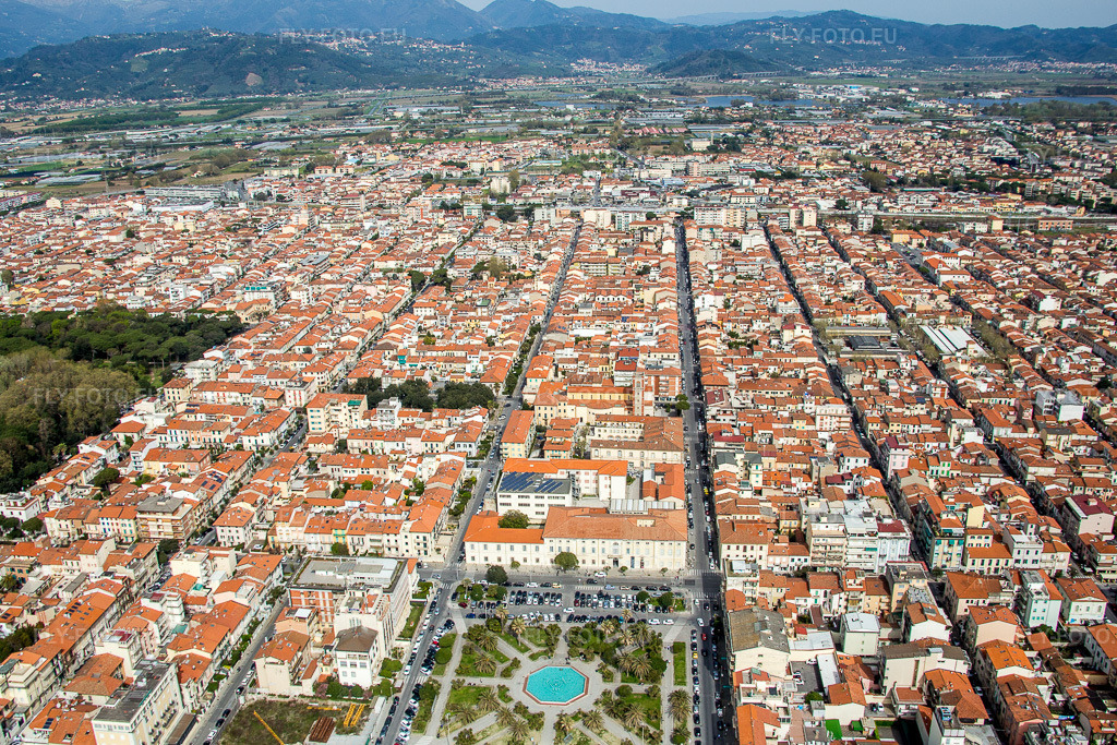 Vue aérienne: Garez-vous sur la Piazza Giuseppe Mazzini, sur la promenade du front de mer, en plein centre-ville. à Viareggio dans le département Lucca, Italie. Photo: IMG_086905.jpg prise le 03/04/2016 par Werner Riehm/FLY-FOTO.eu – Résolution de l'original: 5030 x 3353 px