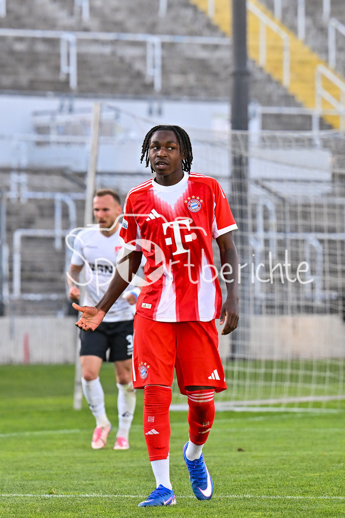 FC Bayern Amateure - TSV Aubstadt | MÜNCHEN, GERMANY - 24. APRIL: im Bild Aristide HENTCHO NSEKE (FC Bayern München II 19) / Einzelfoto / Freisteller während dem Match zwischen den Amateuren des FC Bayern und dem TSV Aubstadt am 31. Spieltag der Regionalliga Bayern im Grünwalder Stadion