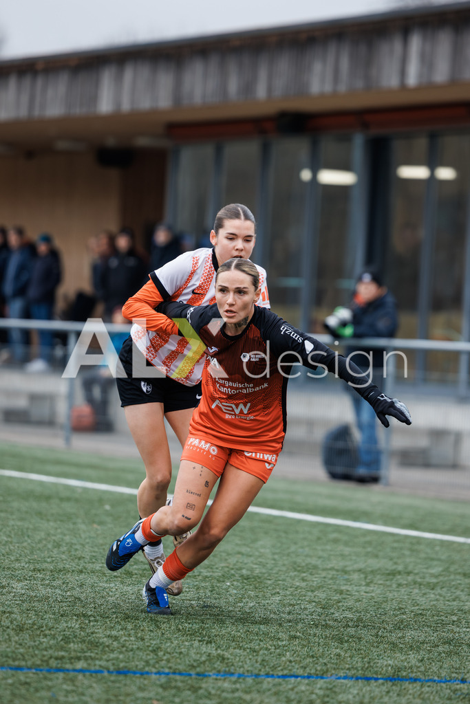Fußball I Frauen I Saison 2025-2026 I Freundschaftsspiel I FC Aarau Frauen - SC Freiburg U20 I 24.01.2026 | 8 Vanesa Hoti (FC Aarau) – Mittelfeld  //  19 Rebecca Rummel (SC Freiburg U20) – Sturm - Realisiert mit Pictrs.com