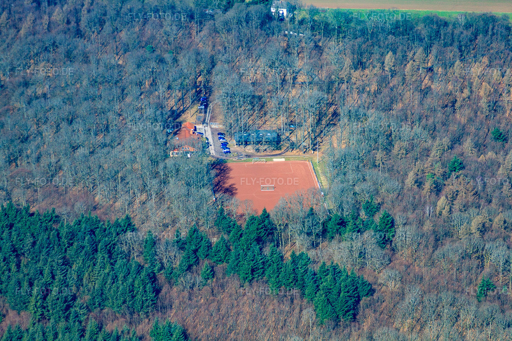 Luftbild: Fußballplatz des SV Erlenbrunn im Ortsteil Erlenbrunn in Pirmasens im Bundesland Rheinland-Pfalz in Deutschland. – Foto: IMG_38427.jpg vom 20.03.2011 durch Werner Riehm/FLY-FOTO.de – Auflösung des Originals: 4752 x 3168 px – SV Erlenbrunn