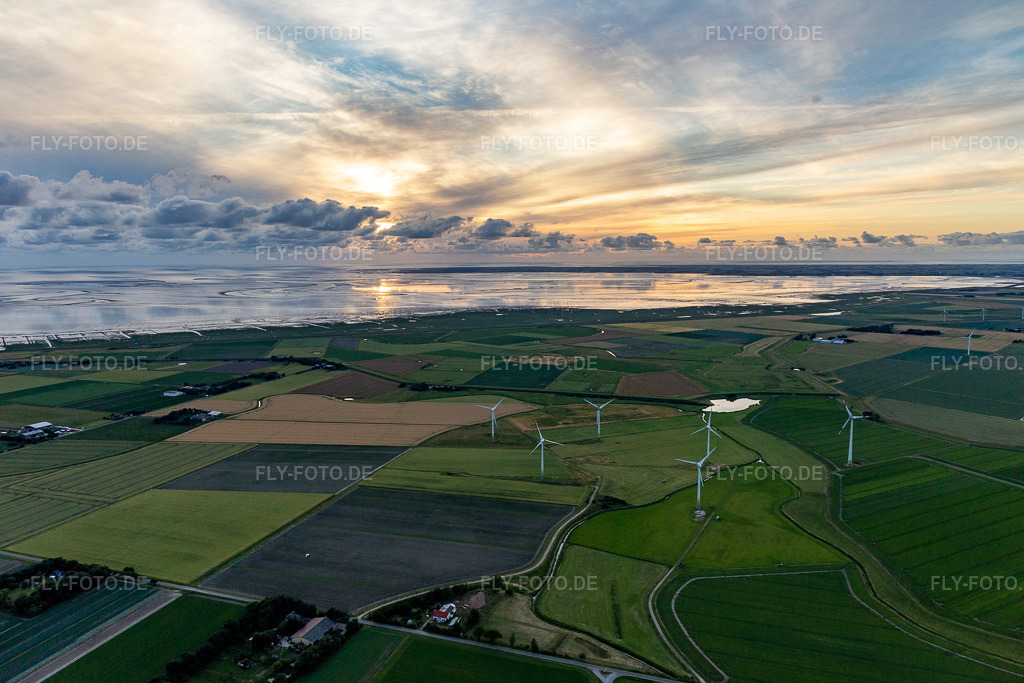 Luftbild: Wattenmeer der Nordsee- Küste mit Windpark in Hedwigenkoog im Bundesland Schleswig-Holstein in Deutschland. Foto: IMG_007905.jpg vom 08.07.2020 durch Werner Riehm/FLY-FOTO.de