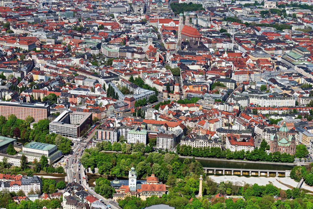 dr__0064085.jpg | MüNCHEN 29.04.2025 Stadtansicht am Ufer des Flußverlaufes der Isar an der Steinsdorfstraße in München im Bundesland Bayern, Deutschland. // City view on the river bank of the river Isar on street Steinsdorfstrasse in Munich in the state Bavaria, Germany. Foto: Daniel Reiter