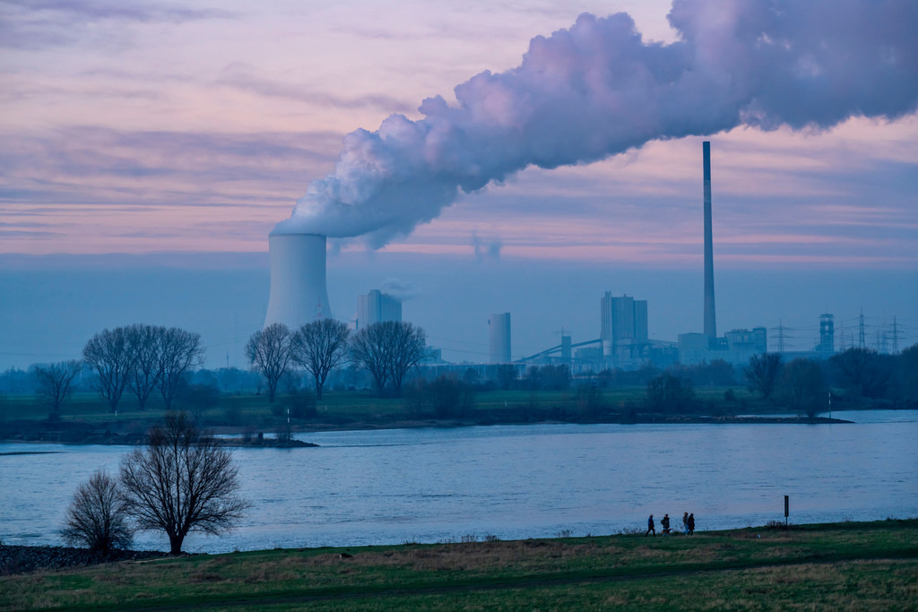 JT-210110 | Kühlturm des Kohlekraftwerk Duisburg-Walsum, betrieben von der STEAG und der EVN AG , 181 Meter hoch, Kraftwerksblock 10, Wasserdampf Wolke, Spaziergänger am Fluss Rhein, Duisburg, NRW, Deutschland, - Realisiert mit Pictrs.com