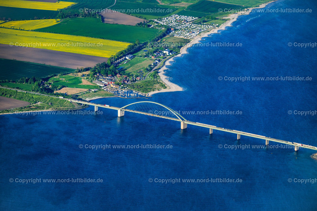 Fehmarnsund_Brücke_ELS_1861150524 | FEHMARN 15.05.2024 Konstruktion der Seebrücke " Fehmarnsundbrücke " über der Wasseroberfläche des Fehmarnsund der Ostsee an der Straße E47 in Fehmarn auf der Insel Fehmarn im Bundesland Schleswig-Holstein, Deutschland. Weiterführende Informationen bei: Tourismus-Service Fehmarn. // Construction of the pier "Fehmarnsundbruecke" over the water surface of the Fehmarnsund of the Baltic Sea on the E47 road in Fehmarn on the island of Fehmarn in the federal state of Schleswig-Holstein, Germany. Further information at: Tourismus-Service Fehmarn. Foto: Martin Elsen