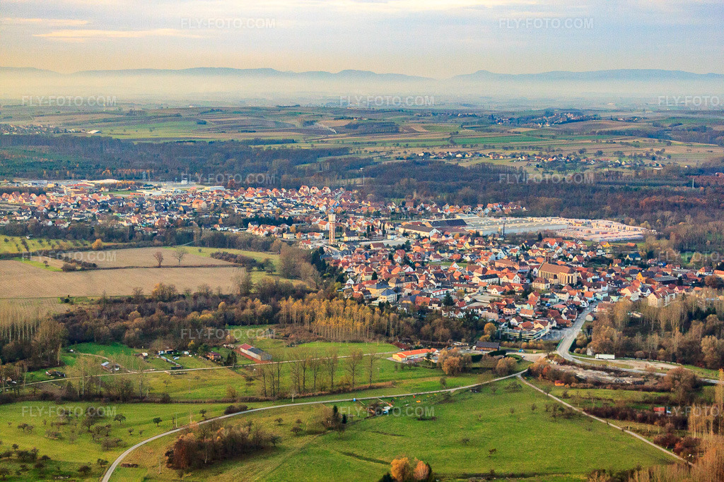 Aerial view: View of the town from the southeast in Seltz in the state Bas-Rhin, France. – Photo: IMG_22944.jpg taken on 11/21/2009 by Werner Riehm/FLY-FOTO.com – Resolution of the original: 4752 x 3168 px