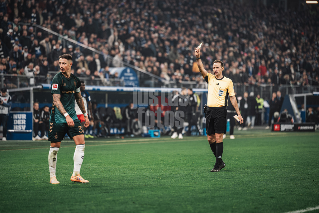 Fußball | Männer | Saison 2025/2026 | 1. Fußball-Bundesliga | 13. Spieltag | Hamburger SV vs. SV Werder Bremen | 07.12.2025 | Marco Friedl (#32, SV Werder Bremen) rechts sieht von Schiedsrichter Sascha Stegemann die Gelbe Karte