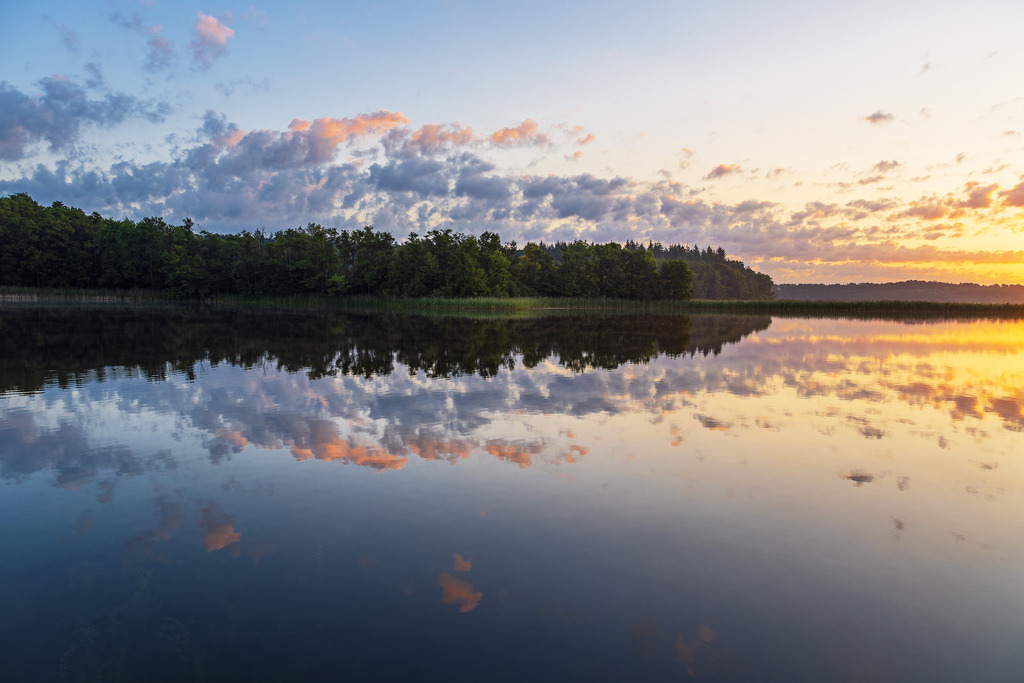 Sonnenaufgang in Seedorf am Schaalsee mit Wolken und Spiegelung | Sonnenaufgang in Seedorf am Schaalsee mit Wolken und Spiegelung.