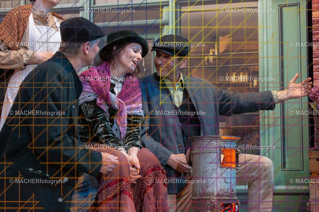 067_MFL-2025 | Portraitbilder von Regisseur; Darsteller; Techniker; Maske; Kostüme; Chor; Musiker; Bilderserie der Generalprobe und der Premierenvorstellung, Szenenbilder; Ausdrucksstudien; Bühnenüberblick; Bühnenkulissen; Pressefotos inkl. Redaktionsfoto Darstellergruppe.