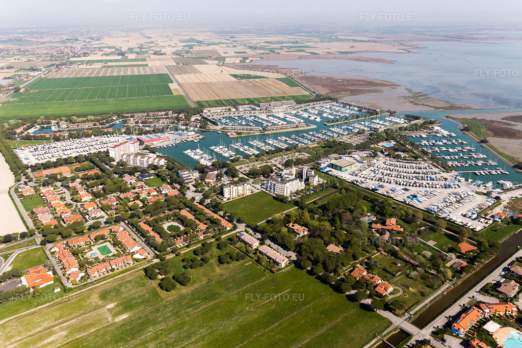 Vue aérienne: Marina avec mouillages et emplacements pour bateaux sur le rivage de Marina Punta Gabbiani Aprilia Marittima dans le district d'Aprilia Marittima en Bevazzana à le quartier Bevazzana in Latisana dans le département Udine, Italie – .Photo: IMG_098128.jpg prise le 03/04/2017 par Werner Riehm/FLY-FOTO.eu – Résolution de l'original: 5472 x 3648 px