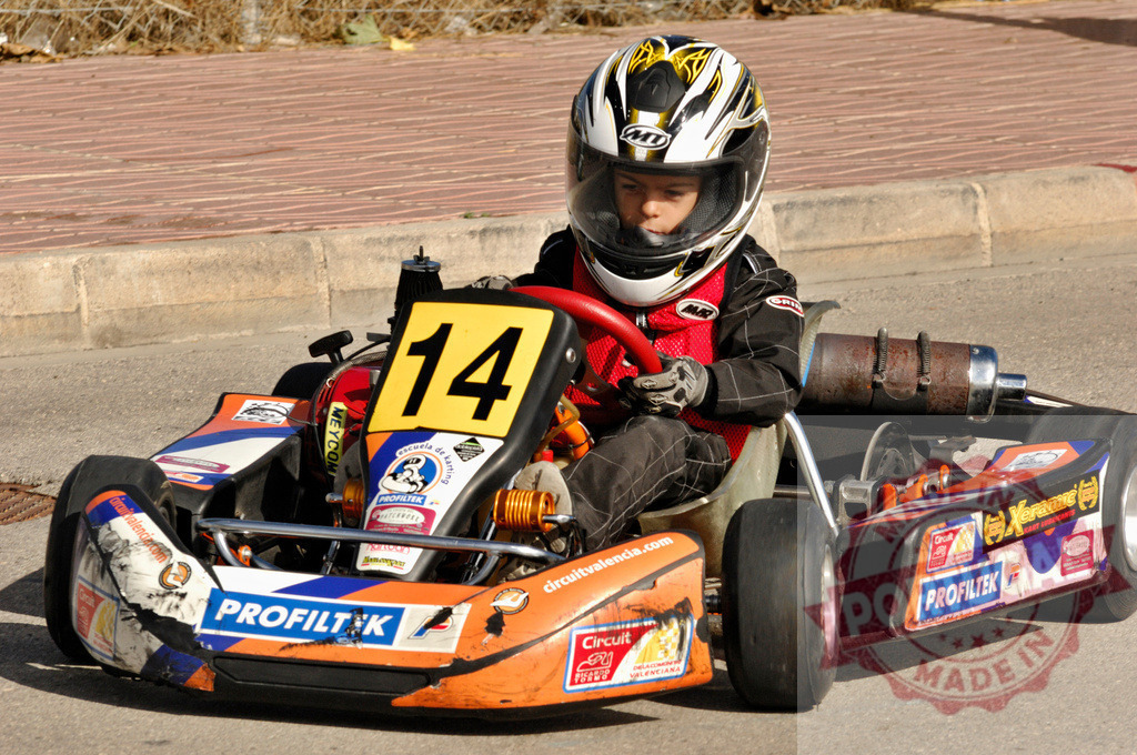 Young pilot driving go-kart on a circuit | Young pilot concentrating on driving a go-kart on a circuit - Realisiert mit Pictrs.com