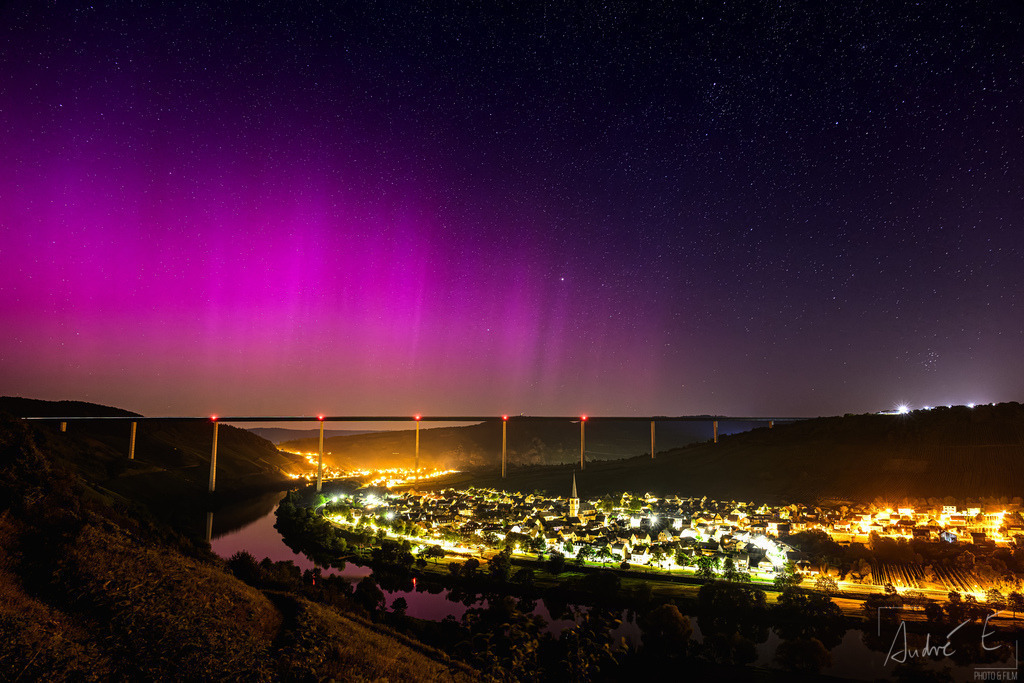 Aurora über der Hochmoselbrücke | Glücklicher Volltreffer als ich an einem extrem warmen Abend am 12. August die Perseiden Meteoritenschauer fotografieren wollte, kam es zu einer besonders starken Sonneneruption und damit zu dieser einzigartigen Aufnahme einer Aurora über Zeltingen-Rachtig, der Hochmoselbrücke und Ürzig. 