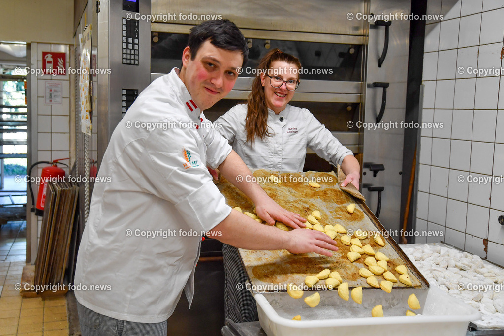 Baeckerei St. Valentin_ Love Keks_ 09.02.2023-13 | 09.02.2023, St. Valentin, AUT, Baeckerei Schneller, Love Keks im Bild Johannes Schneller und Martina Kaufmann tauchen die frischen Love Keks in Staubzucker