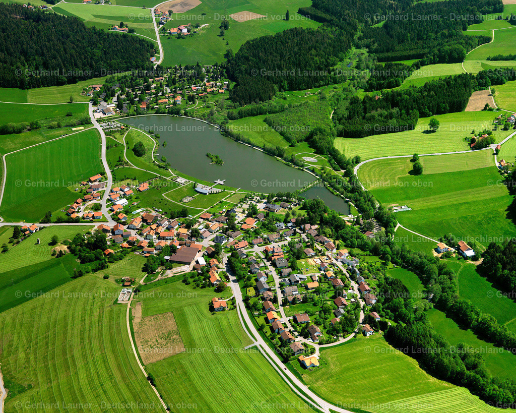 2724154 | ERLAUZWIESEL 19.05.2007 Landwirtschaftliche Nutzflächen und Feldgrenzen  umsäumen das Siedlungsgebiet des Dorfes in Erlauzwiesel im Bundesland Bayern, Deutschland // Agricultural land and field boundaries surround the settlement area of the village  in Erlauzwiesel in the state Bavaria, Germany Foto: Gerhard Launer