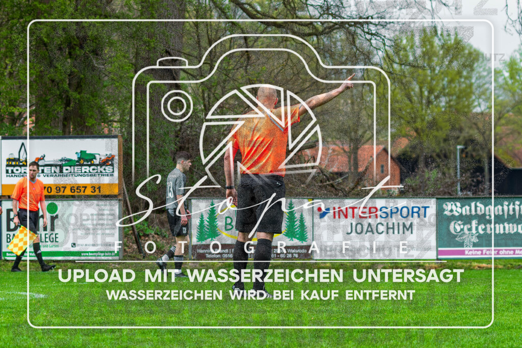 DSC_5929-Verbessert-RR | Marcel Scharlipp (Schiedsrichter) beim Herren Kreisliga HK Spiel zwischen FG Fulde-Stellichte und TSV Wietzendorf im Fulder Zentralstadion, Fulde (Simon Paul Stopat) - Realisiert mit Pictrs.com
