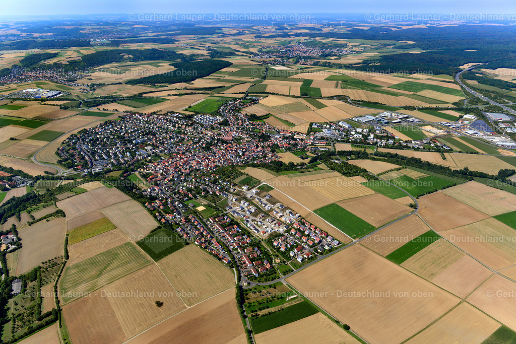 3650113 | ESTENFELD 31.08.2016 Stadtgebiet mit Außenbezirken und Innenstadtbereich am Rand von landwirtschaftlichen Feldern und Ackerflächen in Estenfeld im Bundesland Bayern, Deutschland // Urban area with outskirts and inner city area on the edge of agricultural fields and arable land in Estenfeld in the state Bavaria, Germany Foto: Gerhard Launer
