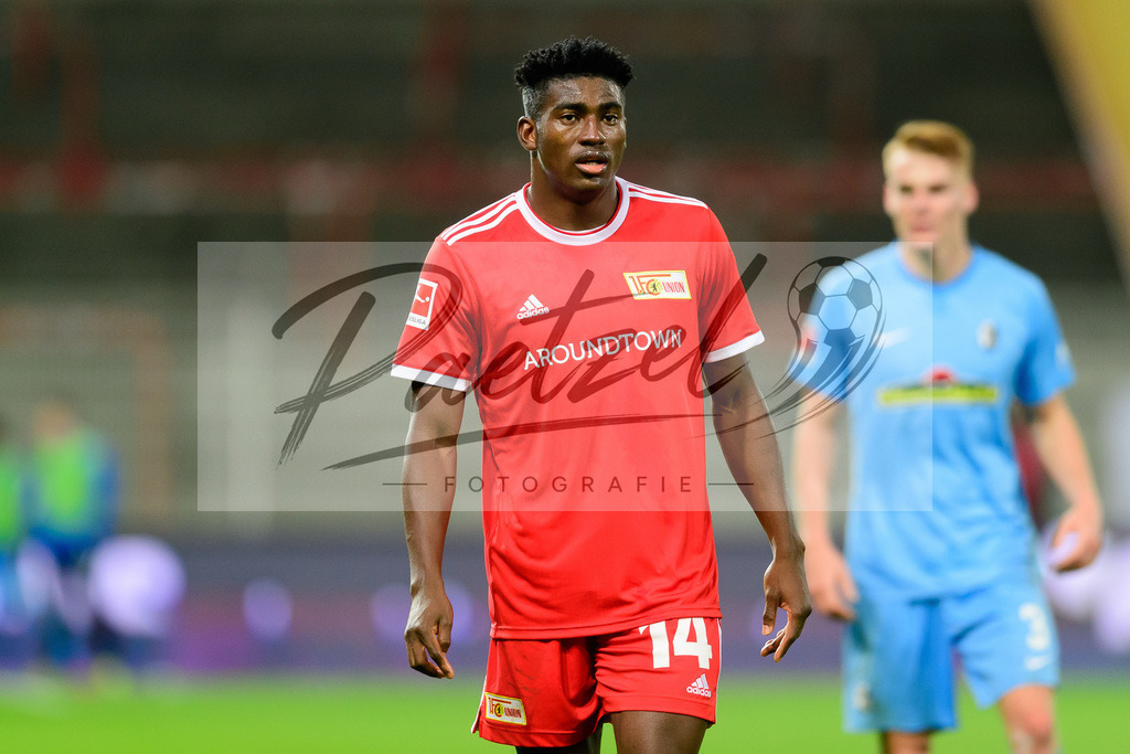 FCUFRE20211215_052 | Fussball, Herren: Taiwo Awoniyi (1. FC Union Berlin) schaut bei dem Spiel der 1. Bundesliga zwischen 1. FC Union Berlin und SC Freiburg im Stadion An der Alten Foersterei am 15.12.2021 in Berlin, Deutschland.DFB / DFL REGULATIONS PROHIBIT ANY USE OF PHOTOGRAPHS AS IMAGE SEQUENCES AND/OR QUASI-VIDEO. - Realisiert mit Pictrs.com