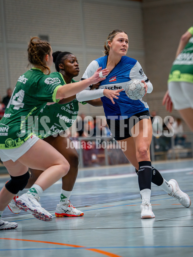 Handball I Frauen I Saison 2025-2026 I 3. Liga Staffel Nord I 10. Spieltag I SC SFN Vechta - HSG Blomberg-Lippe II I 0312 | Maya Janßen (44, SC SFN Vechta) und Edna Estevens (29, SC SFN Vechta) verteidigen Leni Ringelkamp (8, HSG Blomberg-Lippe II) - Realisiert mit Pictrs.com